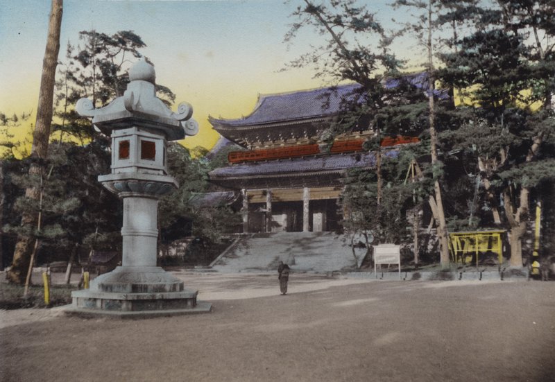 Japonia, ok. 1912: chińska świątynia buddyjska, jedna z najbardziej wpływowych sekt w Japonii (zdjęcie) autorstwa Photographer Japanese