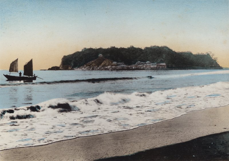 Japonia, ok. 1912: Wyspa Enoshima oglądana w pobliżu Kamakura (zdjęcie) autorstwa Photographer Japanese