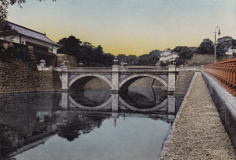Japonia, ok. 1912: Wejście do Pałacu Cesarskiego w Tokio; Gdzie stał zamek Szogunów w czasach systemu feudalnego (zdjęcie) autorstwa Photographer Japanese