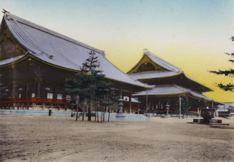 Japonia, ok. 1912: Świątynia Higashi Honganji, Kioto; To największa i najdroższa świątynia w Japonii (zdjęcie) autorstwa Photographer Japanese