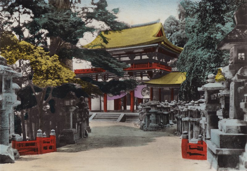 Japonia, ok. 1912: Świątynia Kasuga Shinto założona w 767, w Nara, niedaleko Kioto (zdjęcie) autorstwa Photographer Japanese