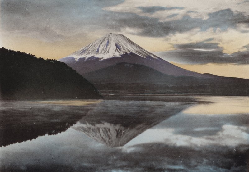 Japonia, ok. 1912: Góra Fuji z jeziora Shoji (zdjęcie) autorstwa Photographer Japanese