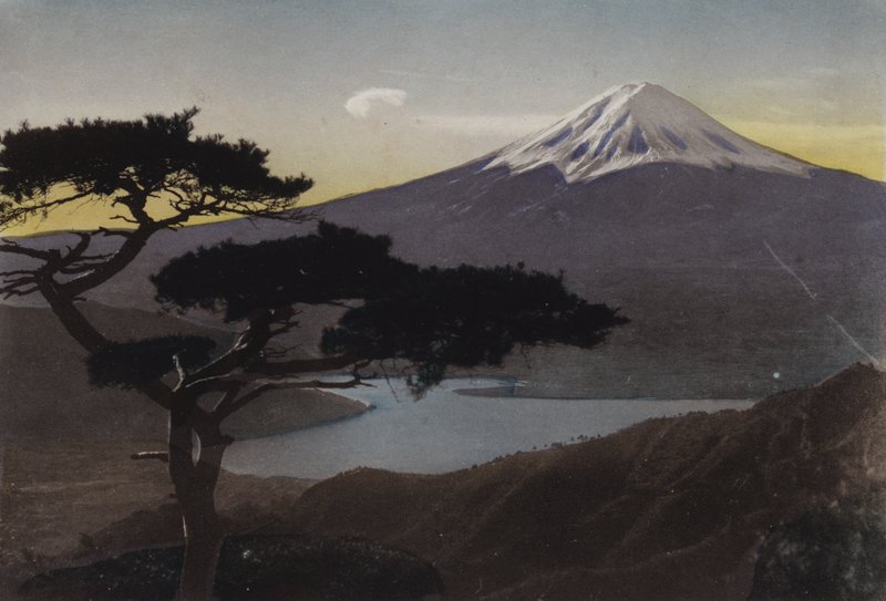 Japonia, ok. 1912: Góra Fuji z przełęczy Misaka (zdjęcie) autorstwa Photographer Japanese