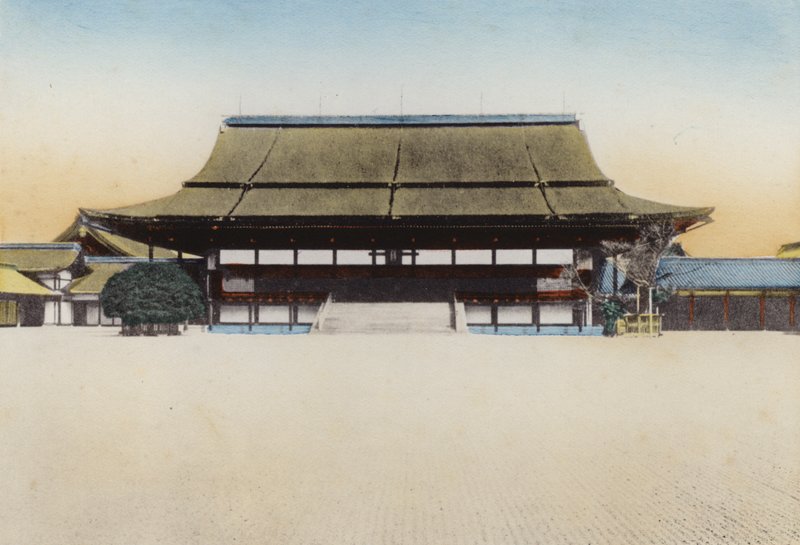 Japonia, ok. 1912: Sala Shishinden w Pałacu w Kioto, była wykorzystywana na noworoczne audiencje i inne duże ceremonie; Intronizacja obecnego cesarza odbyła się tutaj w 1868 r. w Kioto (zdjęcie) autorstwa Photographer Japanese