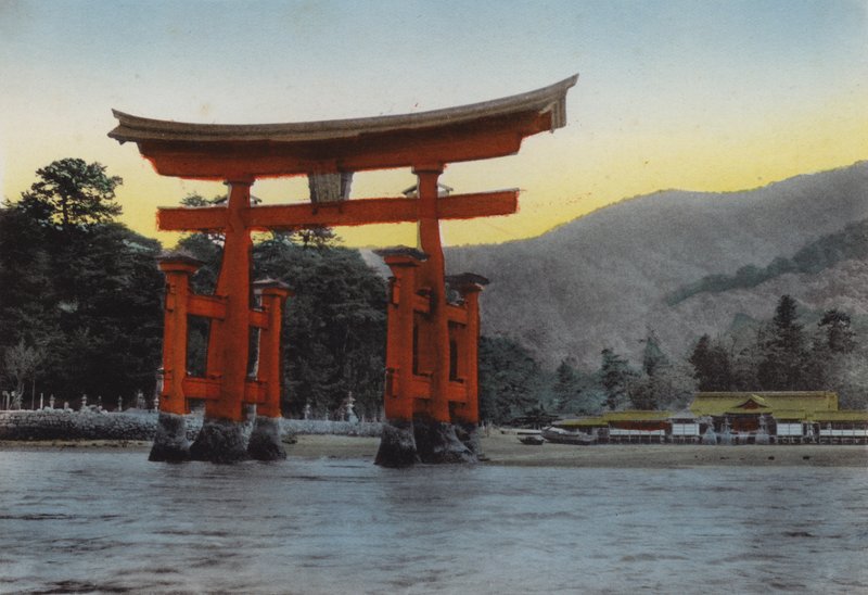 Japonia, ok. 1912: Święta wyspa Miyajima na morzu śródlądowym, jedna z trzech najbardziej znanych scen w Japonii; Świątynia została wzniesiona tutaj przez Kiyomori w XII wieku (foto) autorstwa Photographer Japanese