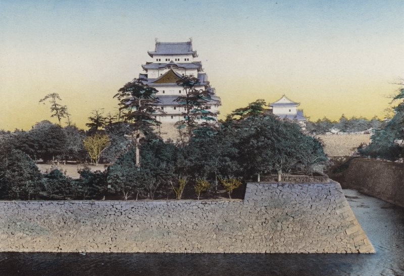 Japonia, ok. 1912: Słynny zamek Nagoya z 1610 r.; Bardzo znany ze złotego delfina na szczycie twierdzy, wysokość delfina wynosi 8 stóp 7 cali i jest wyceniana na około 360 000 jenów, Nagoya (zdjęcie) autorstwa Photographer Japanese