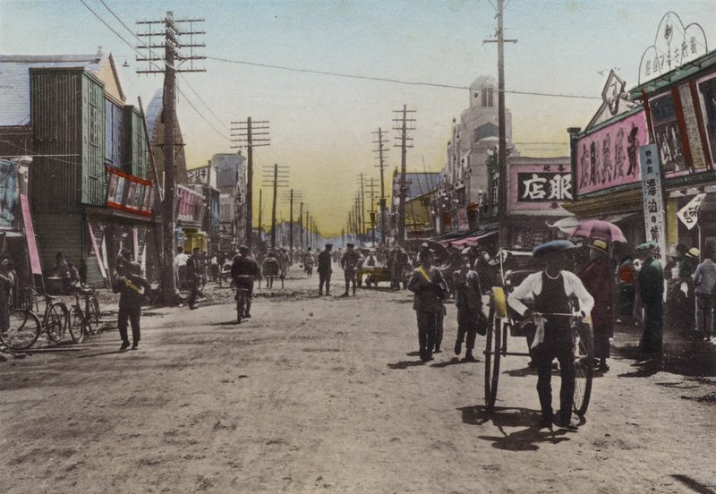 Japonia, ok. 1912: Ulica Teatralna, Jokohama (zdjęcie) autorstwa Photographer Japanese