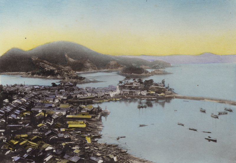 Japonia, ok. 1912: Tomo w prowincji Bingo na morzu śródlądowym; Mały port morski słynący z piękna (zdjęcie) autorstwa Photographer Japanese