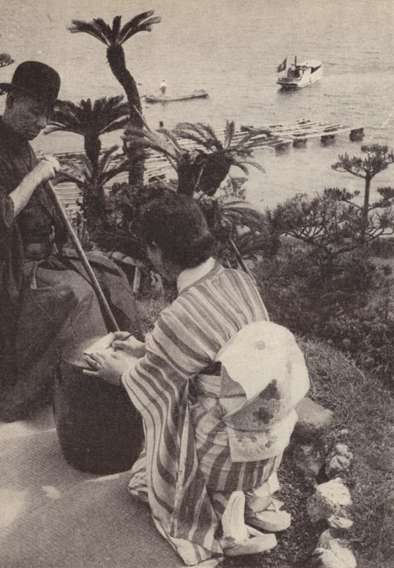 Japoński biznesmen i jego sekretarka robiący notatki stenograficzne (zdjęcie czarno-białe) autorstwa Photographer Japanese