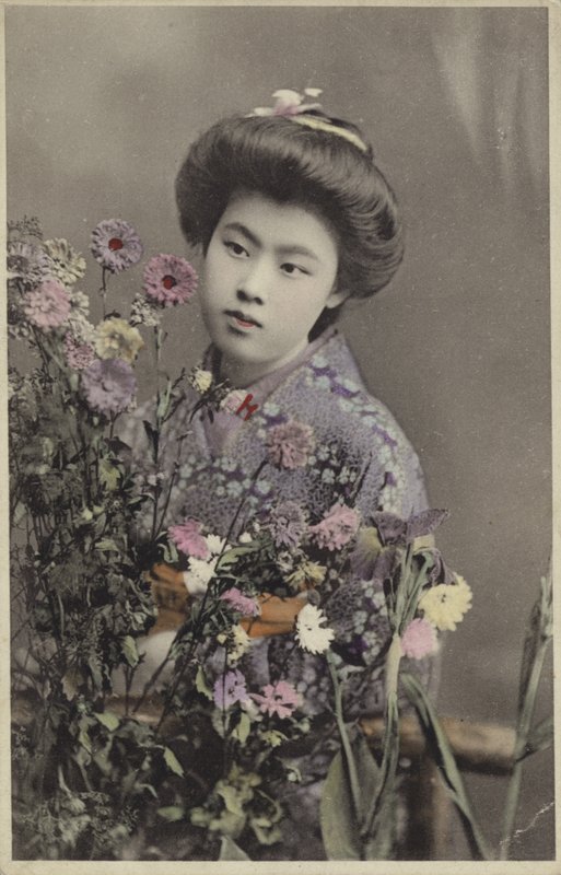 Japonka z kwiatami (kolorowe zdjęcie) autorstwa Photographer Japanese