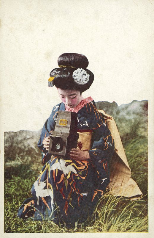 Japonka w tradycyjnym stroju (kolorowe zdjęcie) autorstwa Photographer Japanese