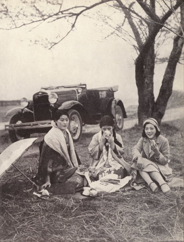 Japońskie kobiety na pikniku w zachodnich ubraniach (zdjęcie czarno-białe) autorstwa Photographer Japanese