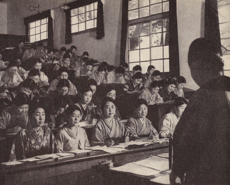 Młode Japonki na ostatnim roku studiów na Uniwersytecie Kobiet w Tokio (zdjęcie czarno-białe) autorstwa Photographer Japanese