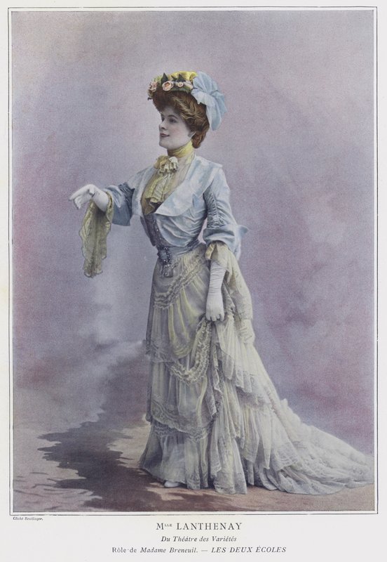 Adeline Lanthenay jako Madame Breneuil w Les Deux Ecoles (zdjęcie kolorowane) autorstwa Reutlinger Studio