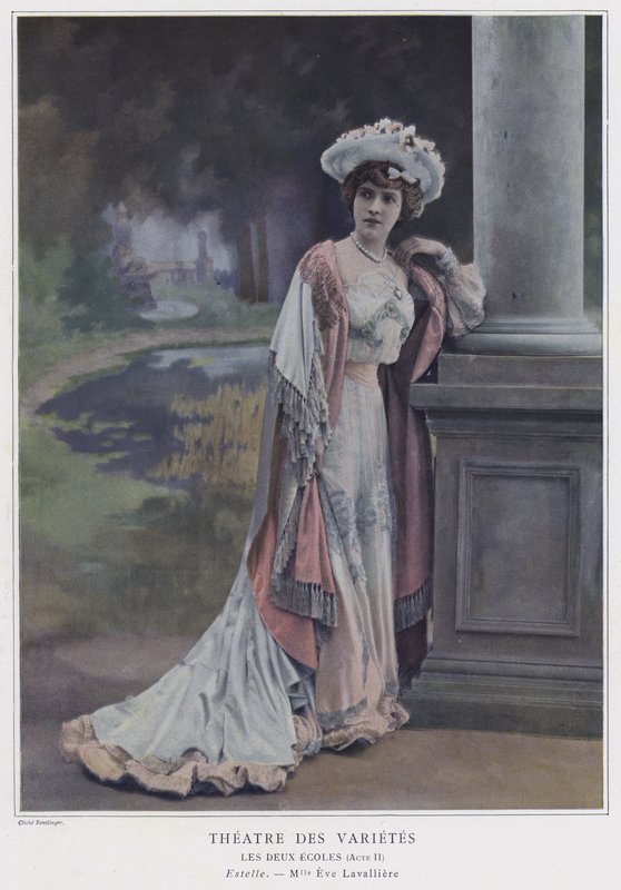 Eve Lavalliere jako Estelle w Les Deux Ecoles (kolorowe zdjęcie) autorstwa Reutlinger Studio