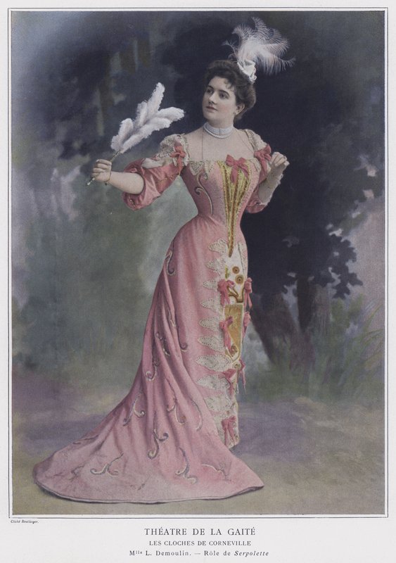 Leo Demoulin jako Serpolette w Les Cloches de Corneville (kolorowe zdjęcie) autorstwa Reutlinger Studio