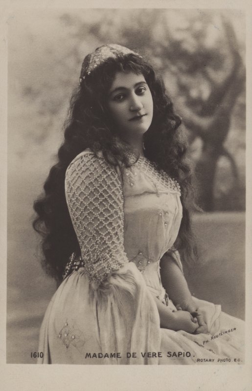 Clementine de Vere Sapio, francusko-amerykański sopran operowy. autorstwa Reutlinger Studio