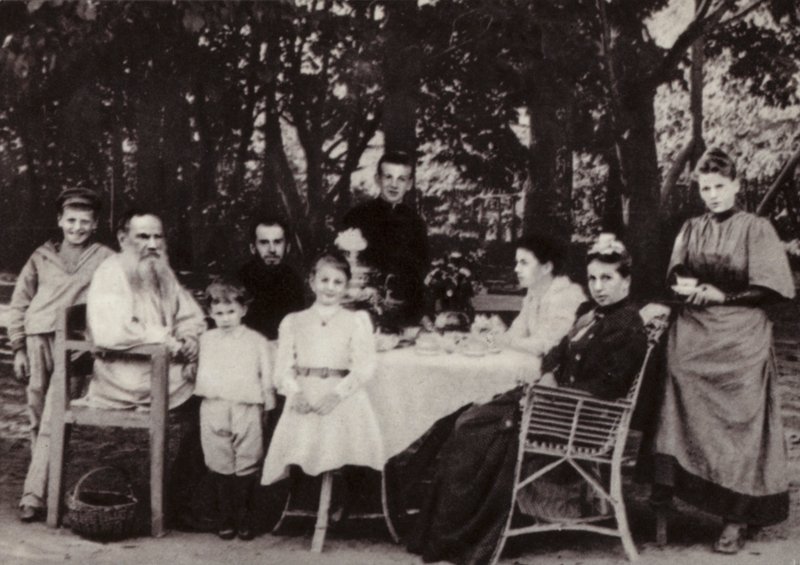 LN Tołstoj z rodziną przy stoliku do herbaty w parku, Jasna Polana, 1892 autorstwa Russian Photographer