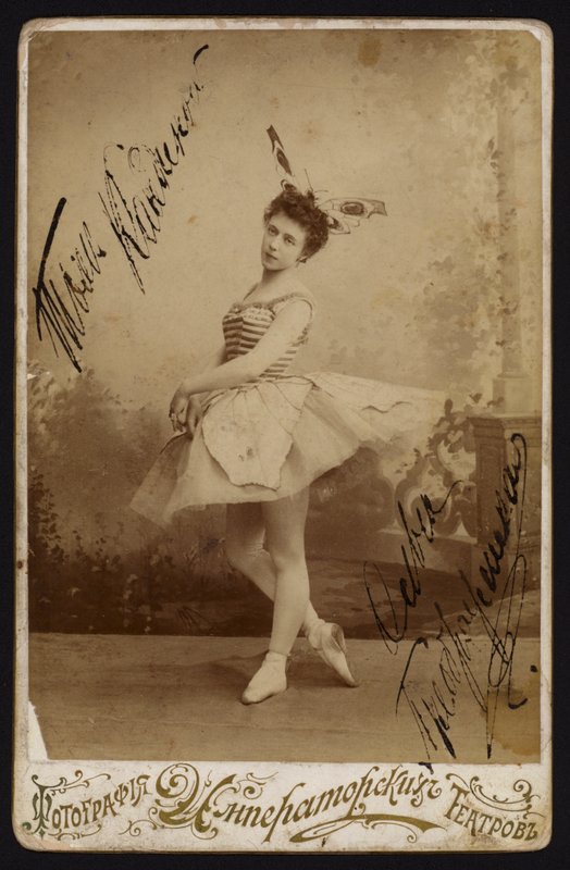 Tancerka baletowa (zdjęcie czarno-białe) autorstwa Russian Photographer (after)