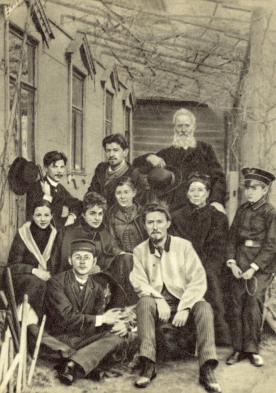 Anton Czechow z krewnymi i przyjaciółmi na dziedzińcu swojego domu przy ulicy Sadovaya-Kudrinskaya, Moskwa, wiosna 1890 (zdjęcie czarno-białe) autorstwa Russian Photographer