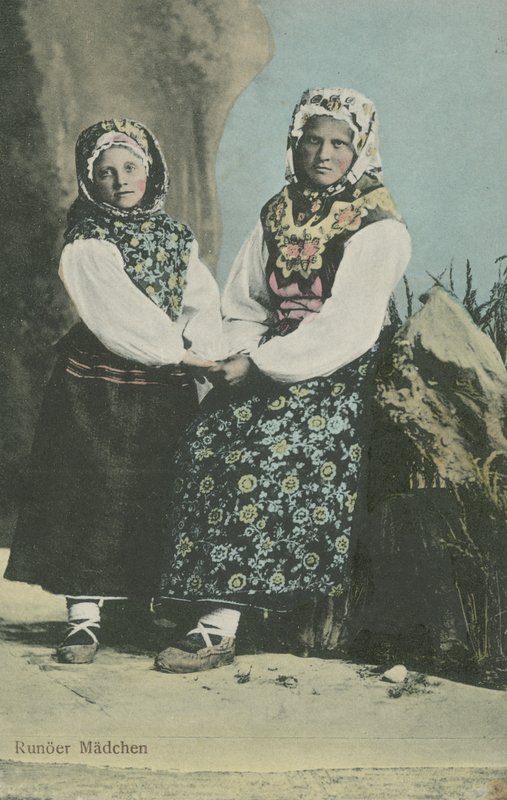 Dziewczyny w tradycyjnych łotewskich strojach autorstwa Russian Photographer