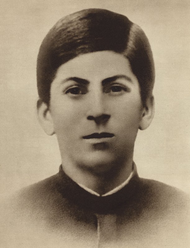 Józef Stalin w momencie ukończenia szkoły duchownej w Gori, Gruzja, 1894 r. autorstwa Russian Photographer