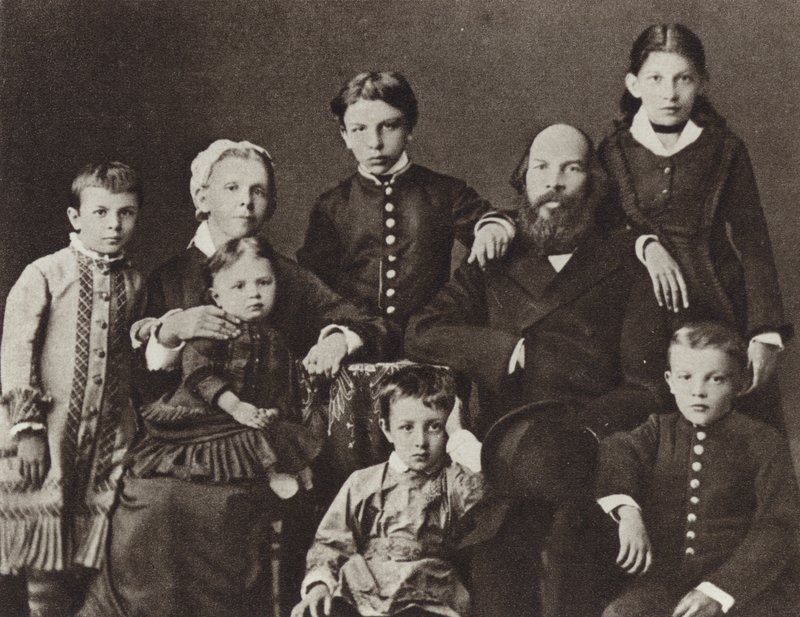 Lenin wśród rodziny, Simbirsk, 1879 autorstwa Russian Photographer