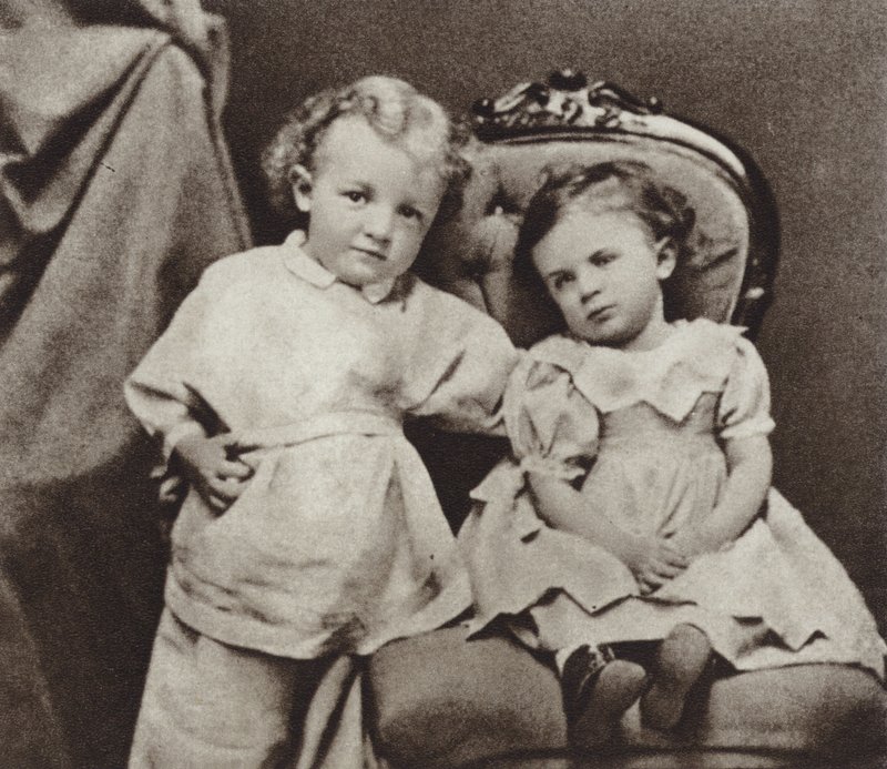 Lenin w wieku czterech lat i jego siostra Olga, Simbirsk, 1874 autorstwa Russian Photographer