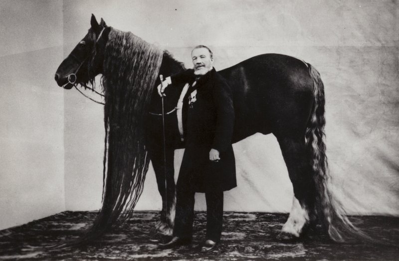 Rosyjski cyrkowiec Akim Nikitin z koniem autorstwa Russian Photographer