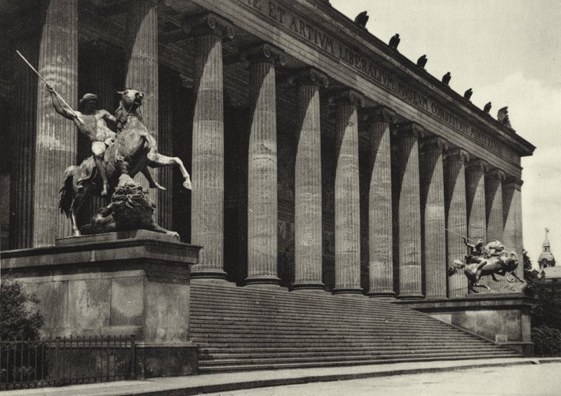 Berlin: Altes Museum; Stare Muzeum (zdjęcie czarno-białe) autorstwa Sasha Stone