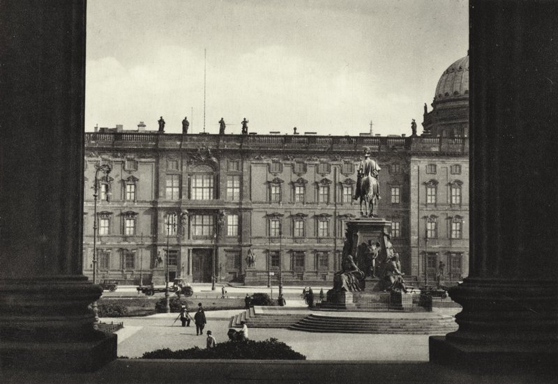 Berlin: Widok na Pałac i Lustgarten; Widok na Pałac Królewski i Lustgarten (zdjęcie czarno-białe) autorstwa Sasha Stone