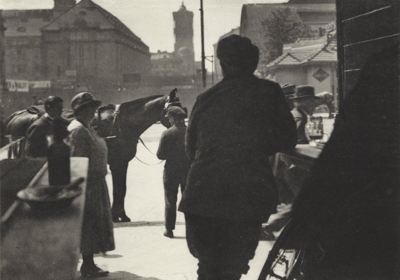 Berlin: Widok z baru na Alexanderplatz; Alexanderplatz widziany z piwiarni (zdjęcie czarno-białe) autorstwa Sasha Stone