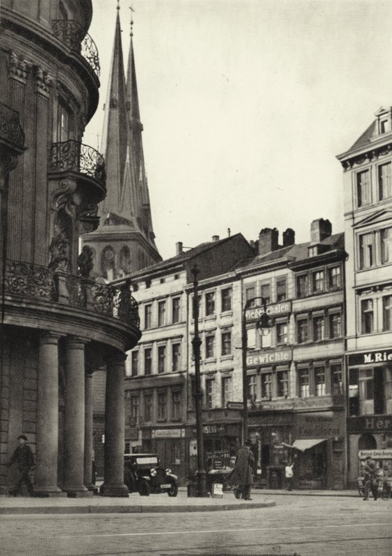 Berlin: widok na Poststrasse; Poststrasse (zdjęcie czarno-białe) autorstwa Sasha Stone