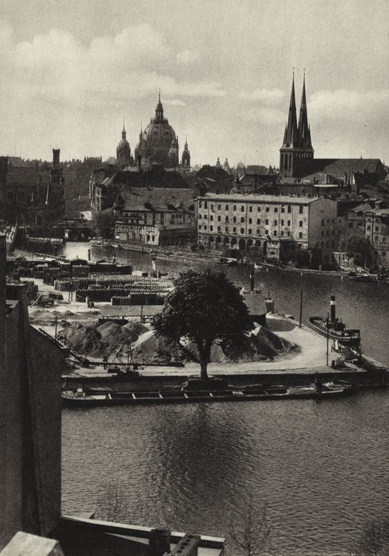 Berlin: Blick über die Spree zum Mühlendamm; Widok na Szprewę i Muhlendamm (zdjęcie czarno-białe) autorstwa Sasha Stone