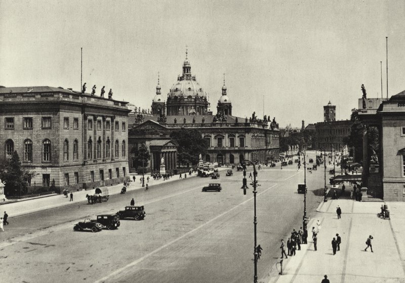 Berlin: Blick zum Schloss; Widok w kierunku Pałacu Królewskiego (zdjęcie czarno-białe) autorstwa Sasha Stone