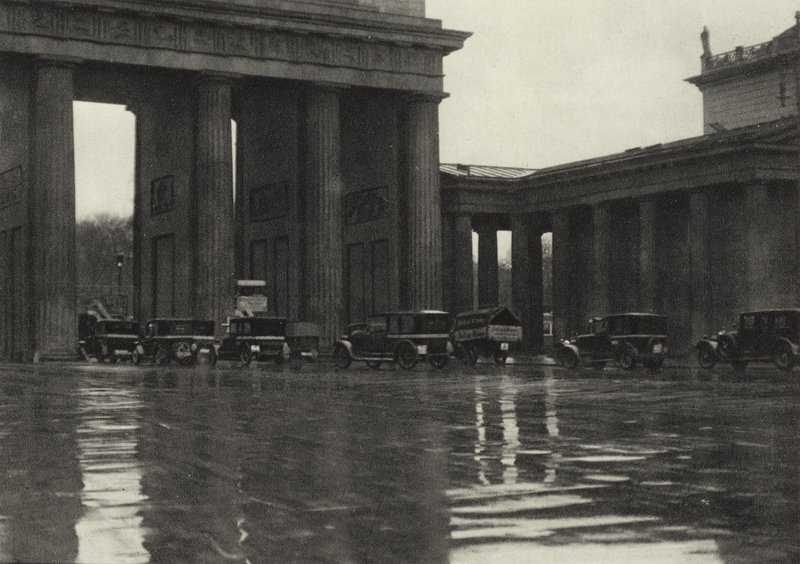 Berlin: Brama Brandenburska; Brama Brandenburska (zdjęcie czarno-białe) autorstwa Sasha Stone