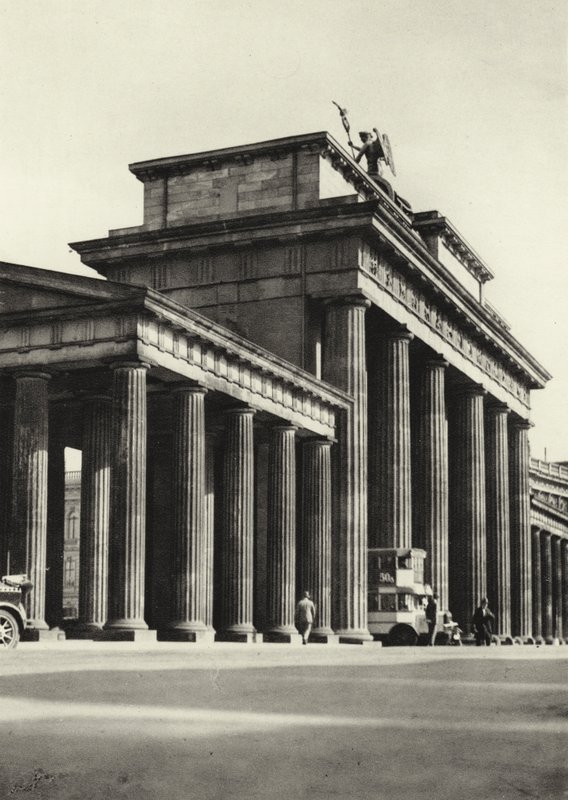 Berlin: Brama Brandenburska; Brama Brandenburska (zdjęcie czarno-białe) autorstwa Sasha Stone