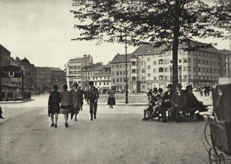 Berlin: Bulow-Platz (zdjęcie czarno-białe) autorstwa Sasha Stone