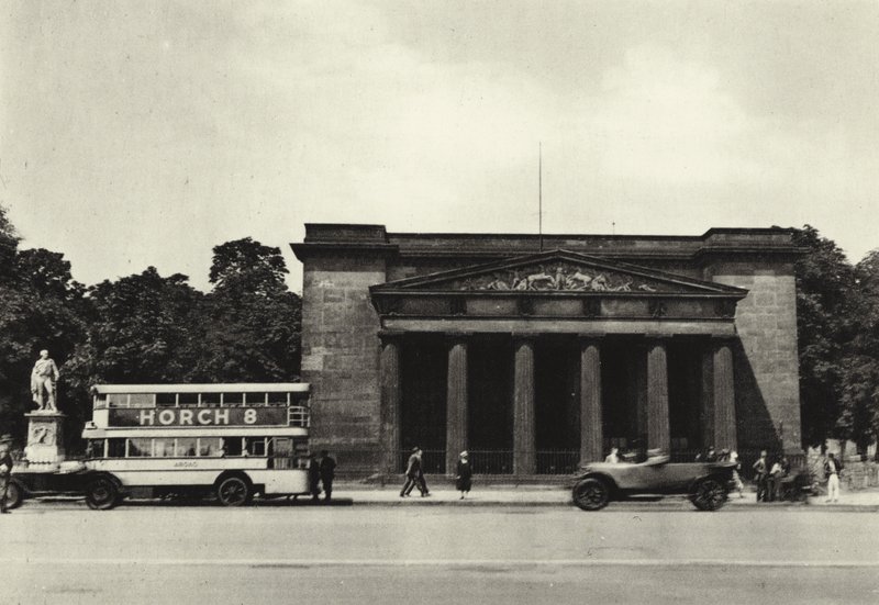 Berlin: Nowa Gwardia; Nowa wartownia (zdjęcie czarno-białe) autorstwa Sasha Stone