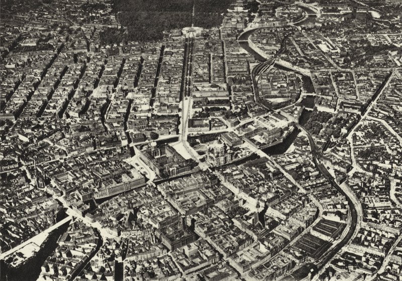 Berlin: Zdjęcie lotnicze starego rdzenia; Miasto widziane z samolotu (zdjęcie czarno-białe) autorstwa Sasha Stone