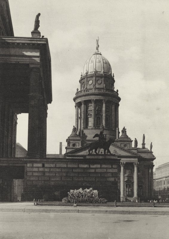Berlin: Gendarmenmarkt (zdjęcie czarno-białe) autorstwa Sasha Stone