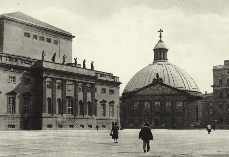 Berlin: Hedwigskirche; Kościół św. Jadwigi (zdjęcie czarno-białe) autorstwa Sasha Stone