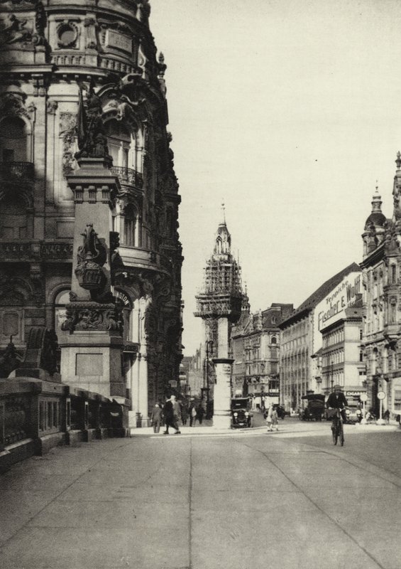 Berlin: Most Cesarza Wilhelma (zdjęcie czarno-białe) autorstwa Sasha Stone