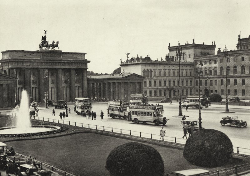 Berlin: Pariser Platz (zdjęcie czarno-białe) autorstwa Sasha Stone