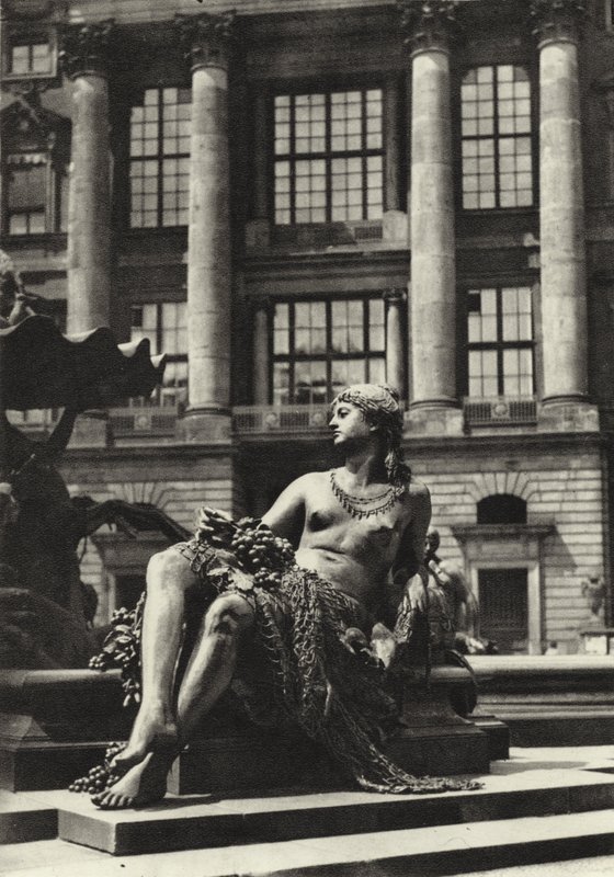 Berlin: Partie vom Schlossbrunnen; Fragment fontanny zamkowej R (zdjęcie czarno-białe) autorstwa Sasha Stone