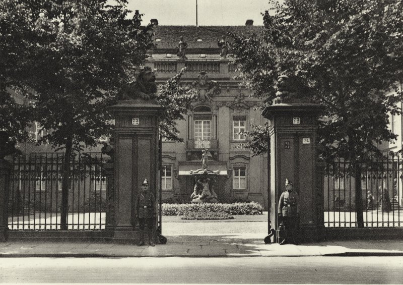 Berlin: Reichsprasidenten-Palais; Rezydencja Prezydenta RP (zdjęcie czarno-białe) autorstwa Sasha Stone