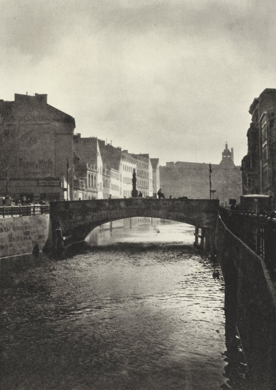 Berlin: Rossstrassen-Brucke (zdjęcie czarno-białe) autorstwa Sasha Stone