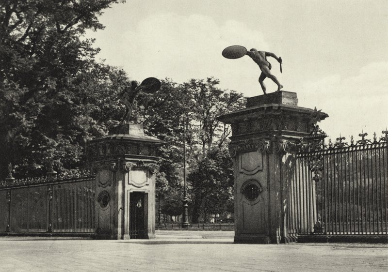 Berlin: Pałac Charlottenburg, wejście; Pałac Charlottenburg, wejście (zdjęcie czarno-białe) autorstwa Sasha Stone