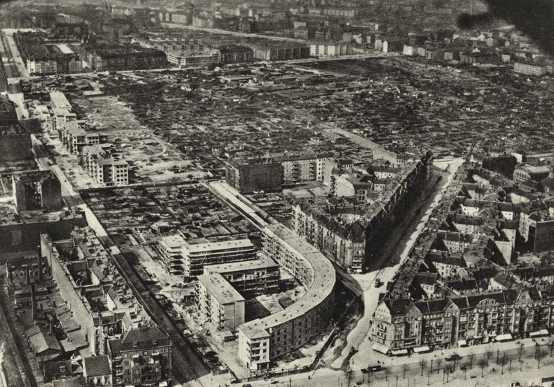 Berlin: Schonlankerstrasse, budynki mieszkalne; Domy mieszkalne (zdjęcie czarno-białe) autorstwa Sasha Stone