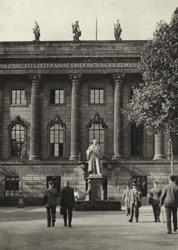 Berlin: Uniwersytet; Uniwersytet (zdjęcie czarno-białe) autorstwa Sasha Stone